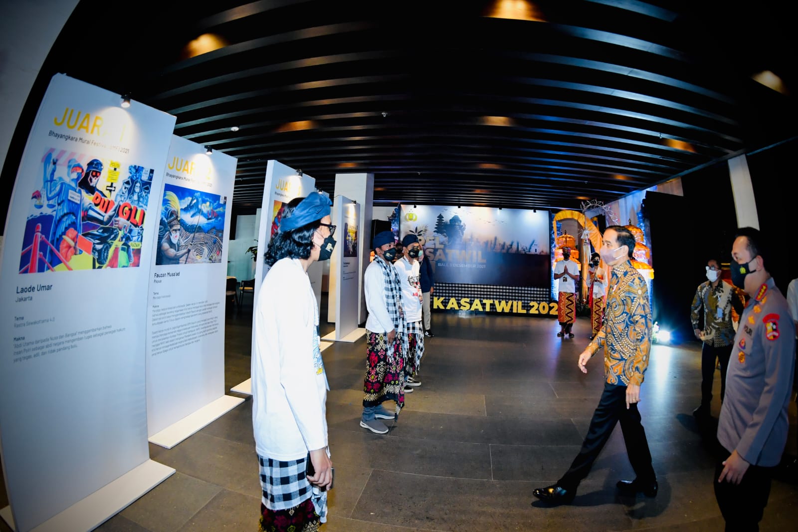Presiden Jokowi saat melihat mural pemenang Piala Kapolri 2021. Foto: Ist