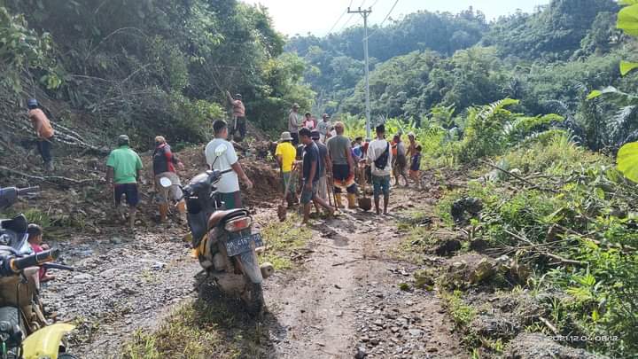 Puluhan masyarakat Desa Loka, Kecamatan Tolala, benahi jalan provinsi. Foto: Ist.