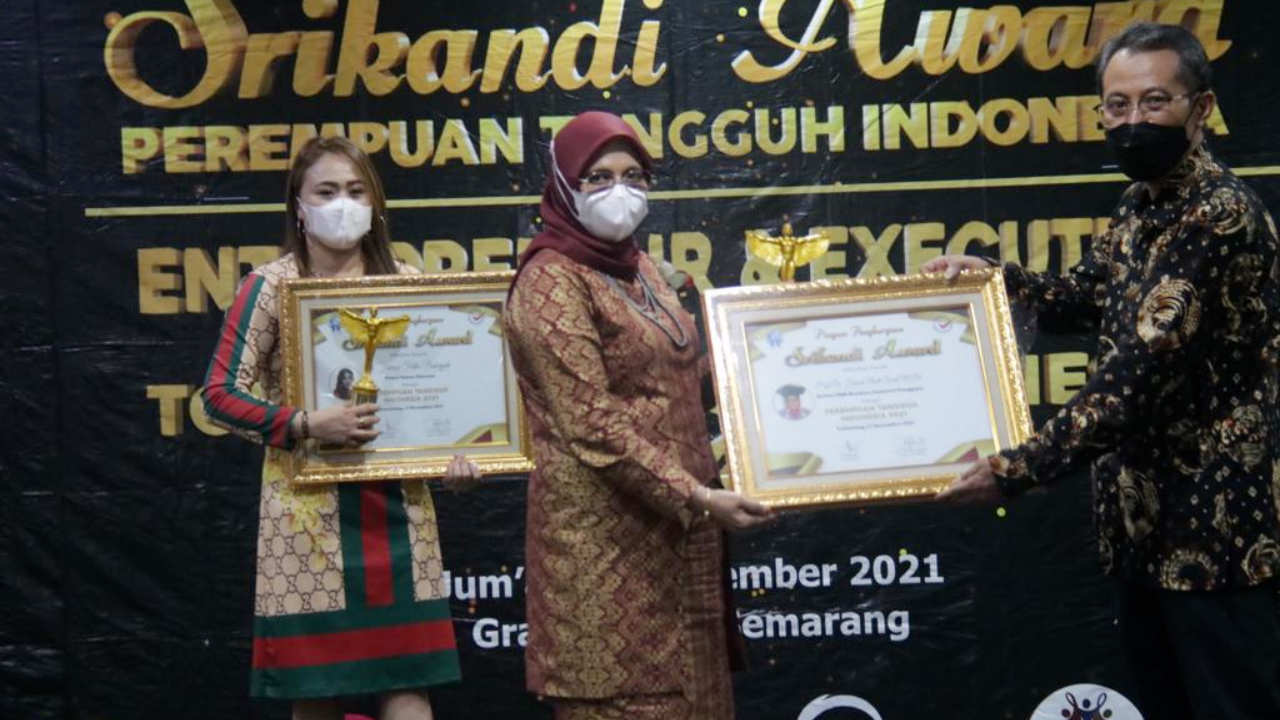 Rektor IAIN Kendari, Prof. Faizah Binti Awad saat menerima penghargaan Srikandi Award 2021. Foto: Ist.