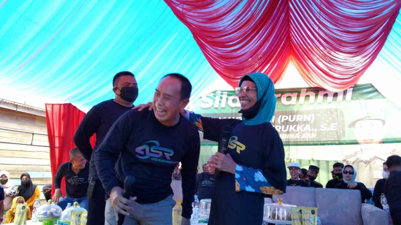 Siti Min saat berinteraksi dengan Andi Sumangerukka. Foto: Ist.