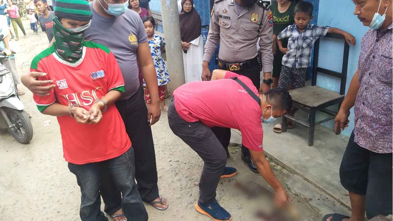 Pelaku dan barang bukti parang saat diamankan petugas kepolisian. Foto: Humas Polsek Tanjung Morawa