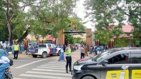Situasi pengamanan kepolisian di lokasi tawuran antar pelajar. Foto: Andi May/Telisik