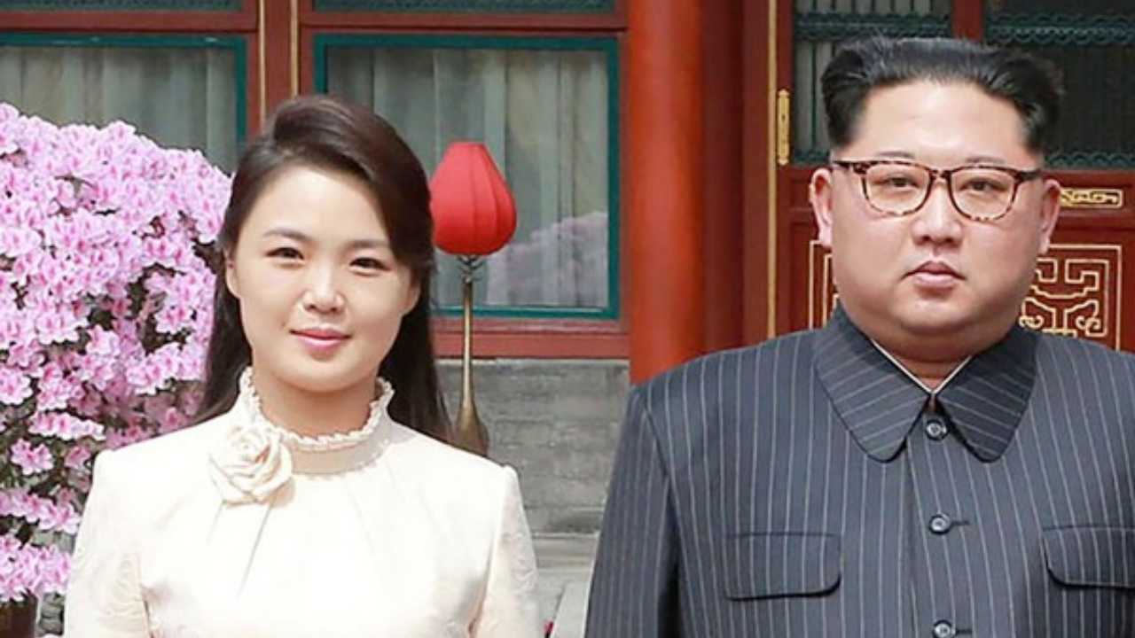 Kim Jong Un bersama istrinya Ri Sol-Ju. Foto: Repro detik.com