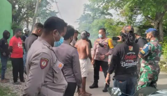 Polisi mengamankan aksi pemblokiran jalan oleh sekelompok pemuda di Kupang. Foto: Ist.
