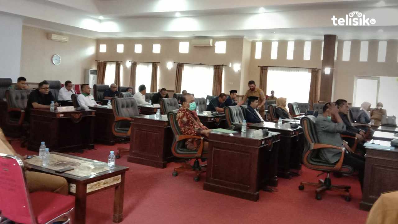 Pembahasan Raperda di DPRD Muna. Foto: Sunaryo/Telisik