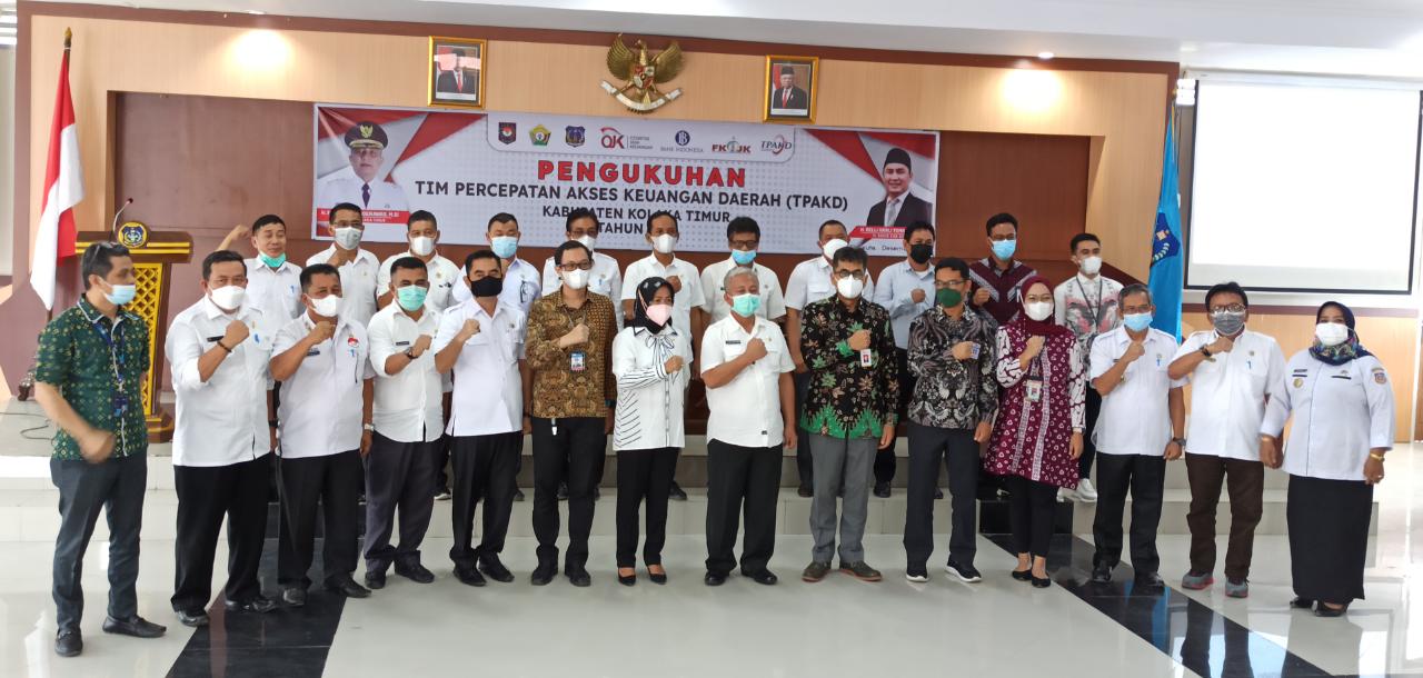 Pj Bupati Koltim, Sulwan Abunawas beserta jajaran, pada sesi foto bersama setelah pengukuhan TPAKD di Aula Lantai 3 Kantor Bupati. Foto: Diskominfo