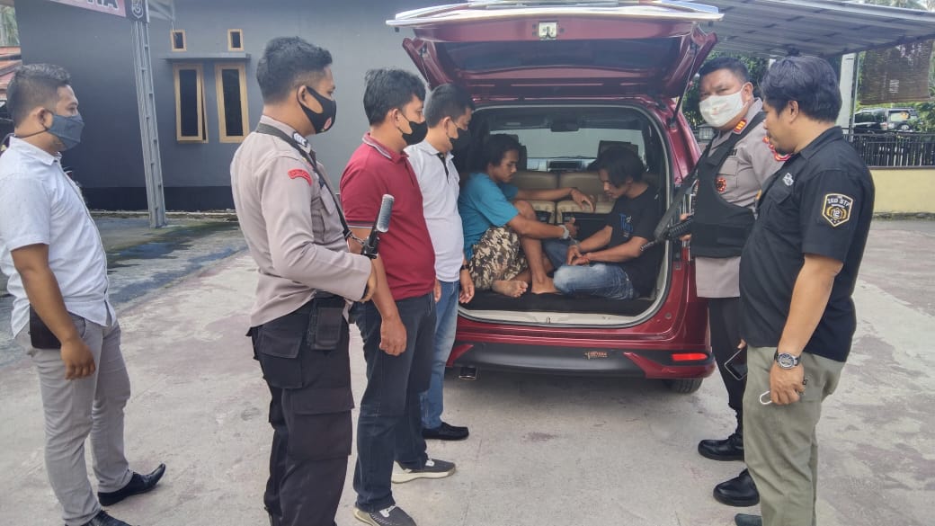 Korban penganiayaan kepala desa di Kolaka Utara saat diamankan di Mapolres Kolut. Foto Reskrim polres Kolut