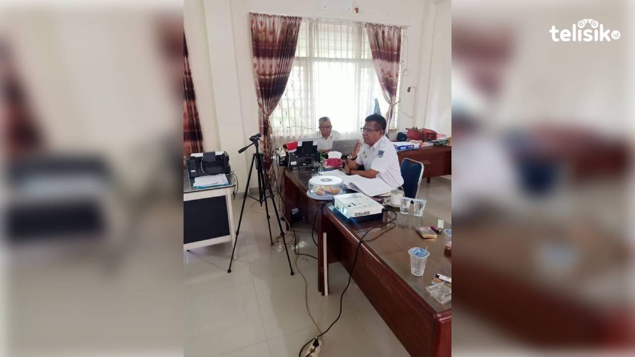 Kadis Nakertrans Muna, Fajaruddin Wunanto menjadi narasumber di talkshow. Foto: Sunaryo/Telisik
