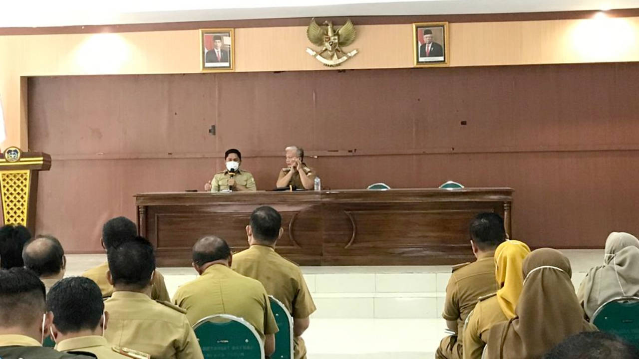 Suasana rapat Pj Bupati Koltim bersama Sekda dan seluruh OPD di aula kantor Bupati Koltim. Foto: Ist.