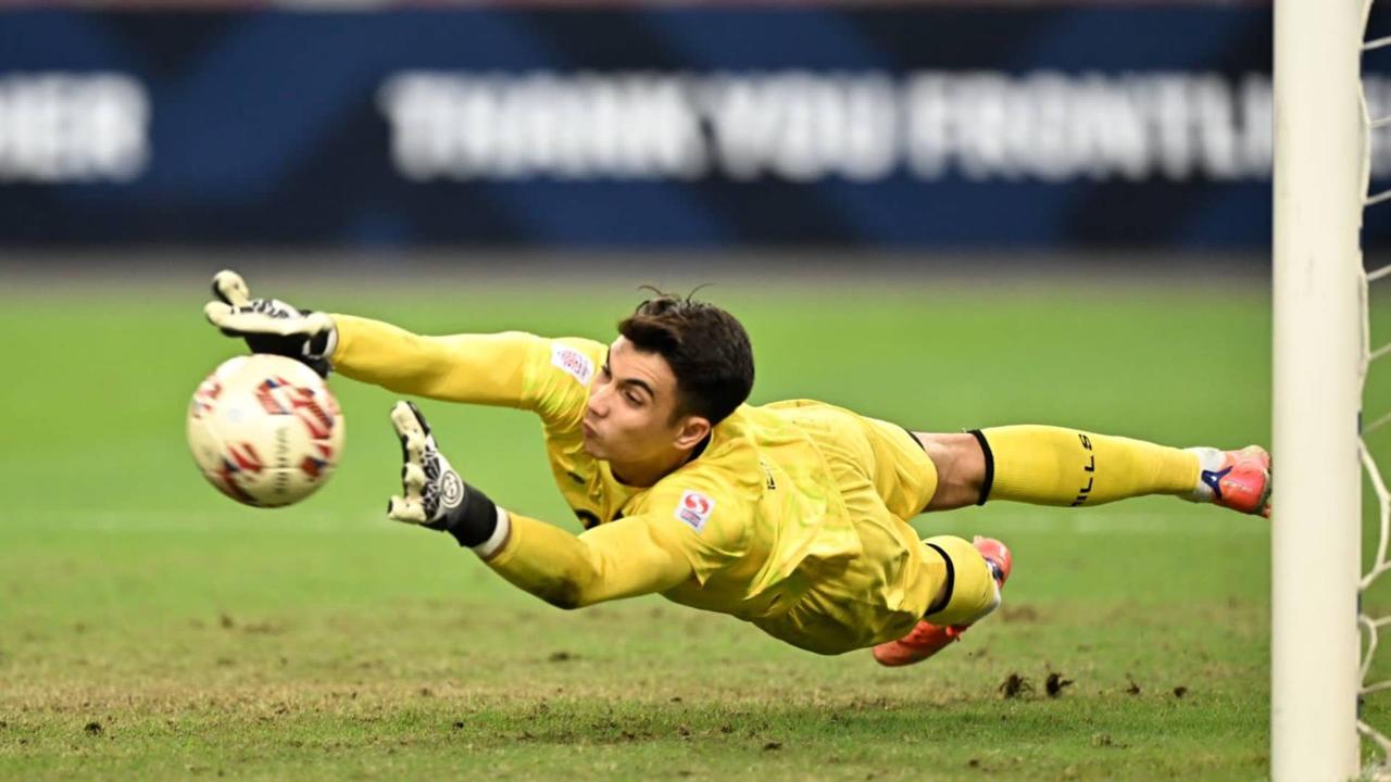 Nadeo Argawinata, Kiper Timnas Indonesia. Foto: Ist.