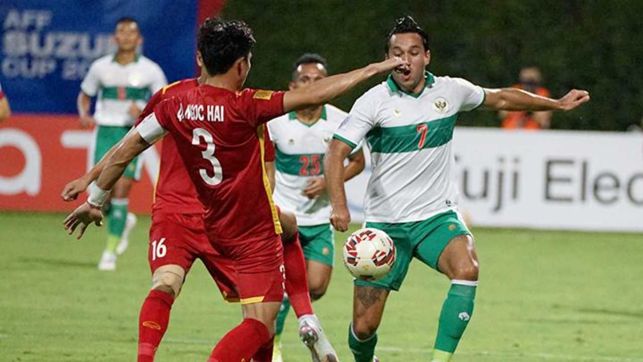 Skuad Timnas Indonesia saat membendung serangan Vietnam. Foto: Repro Piala AFF