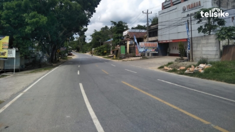 Suasana jalan di Kota Lama sepi, tak ada angkot, bahkan kendaraan pribadi juga sangat jarang yang melintas. Foto: Thamrin Dalby/Telisik