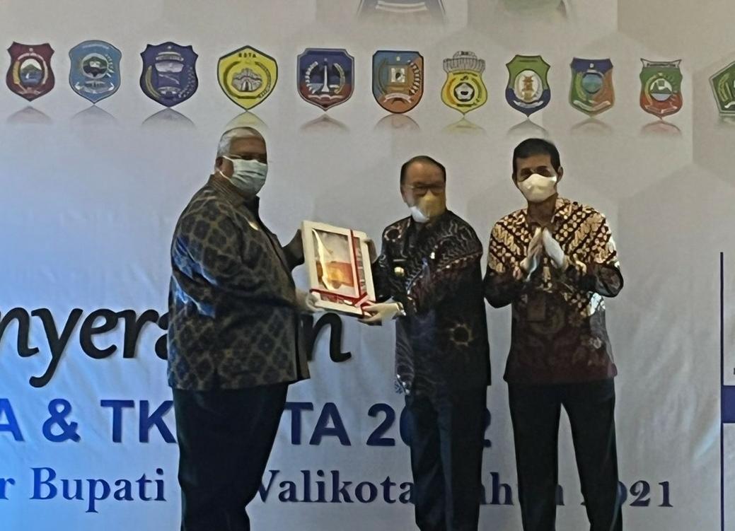Gubernur Sultra Ali Mazi (kiri,) menyerahkan DIPA 2022 ke Bupati Konsel H Surunuddin Dangga (tengah). Foto: Ist.