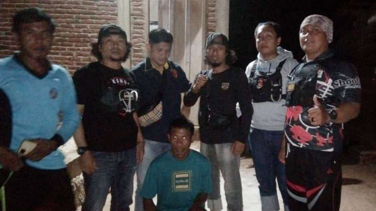 Tim Reskrim dan Unit Kam Intel Polres Bombana bersama PA (duduk) yang diduga melakukan penganiayaan terhadap rekannya saat bermain song. Foto: Humas Polres Bombana