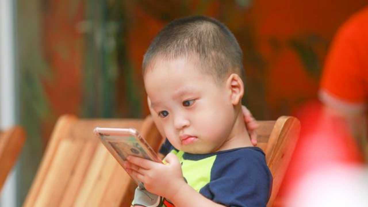 Jauhkan gadget dari anak sebelum mereka kecanduan. Foto: Repro Amanat.Id