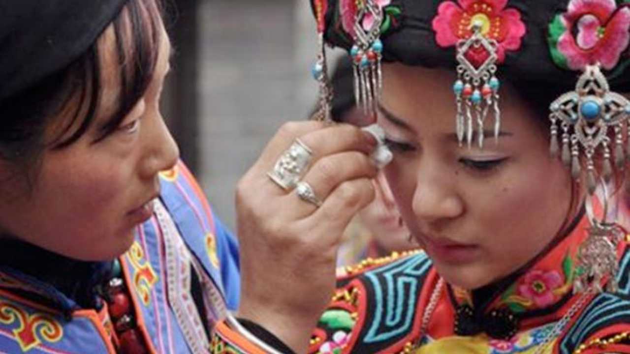 Suku Tujia di China wajibkan pengantin menangis selama 30 hari. Foto: Repro menews.id