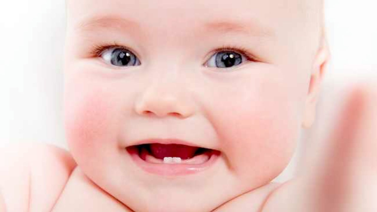 Ilustrasi seorang bayi yang sudah memiliki 2 gigi saat lahir. Foto: Repro Alodokter.com