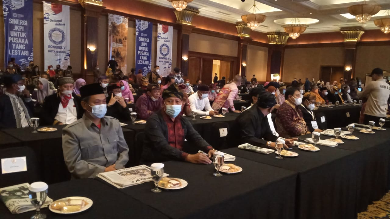 Wakil Bupati Butur, Ahali, SH, MH (duduk di depan kedua dari kiri) saat menghadiri Kongres V Jaringan Kota Pusaka Indonesia di Kota Bogor. Foto: Ist.