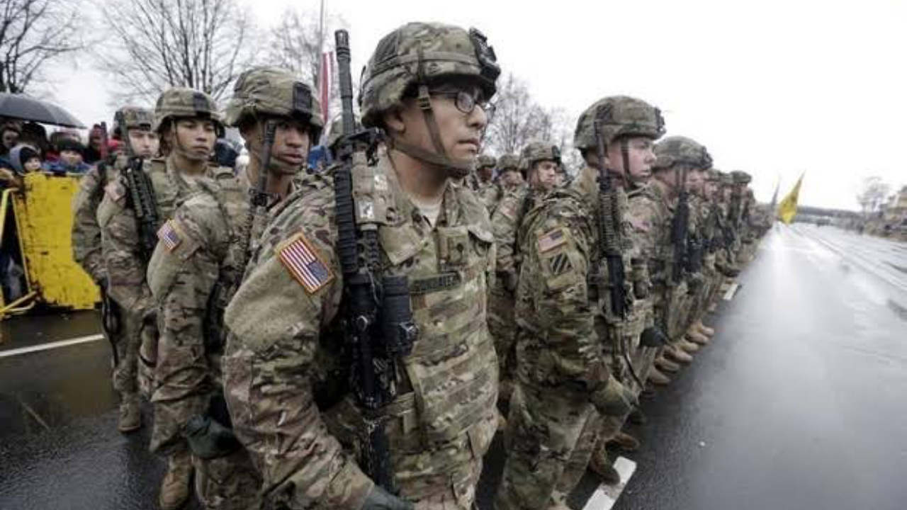 Tentara AS sedang berbaris menunggu arahan. Foto: Repro Reuters
