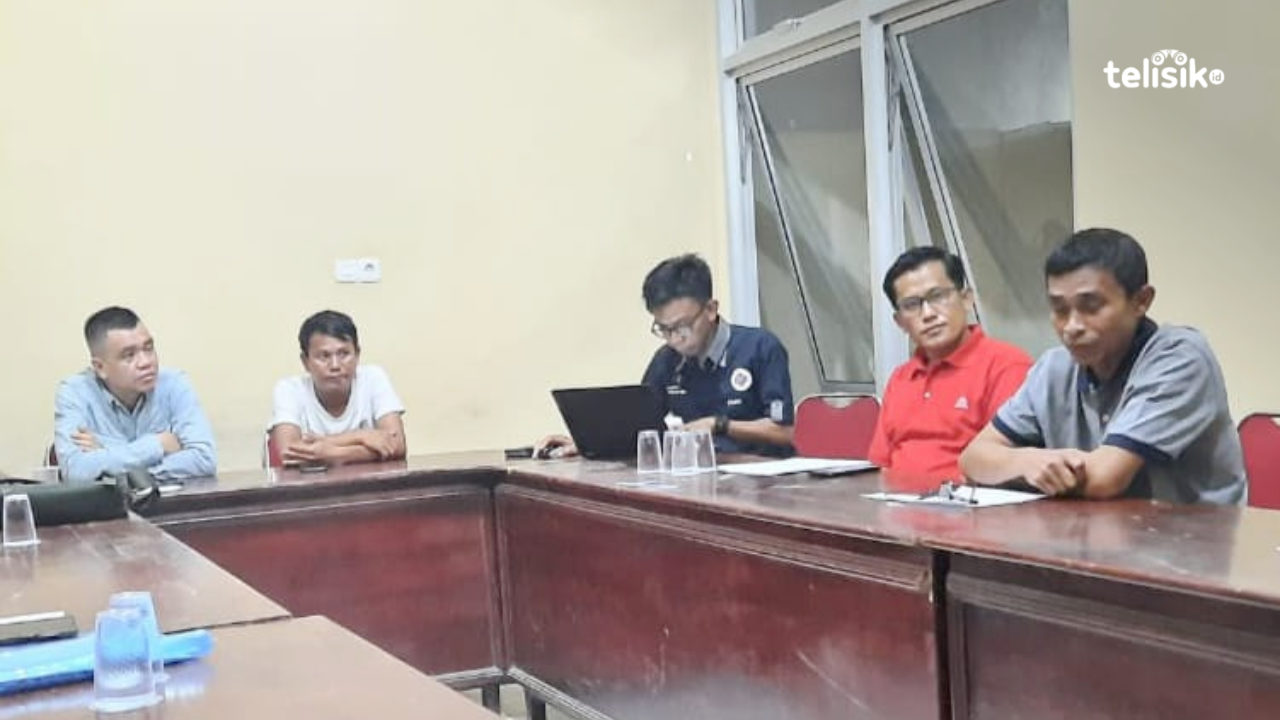 Ketua PWI Sultra Sarjono (kanan) saat memimpin rapat pengurus PWI jelang HPN. Foto: Sumarlin/Telisik