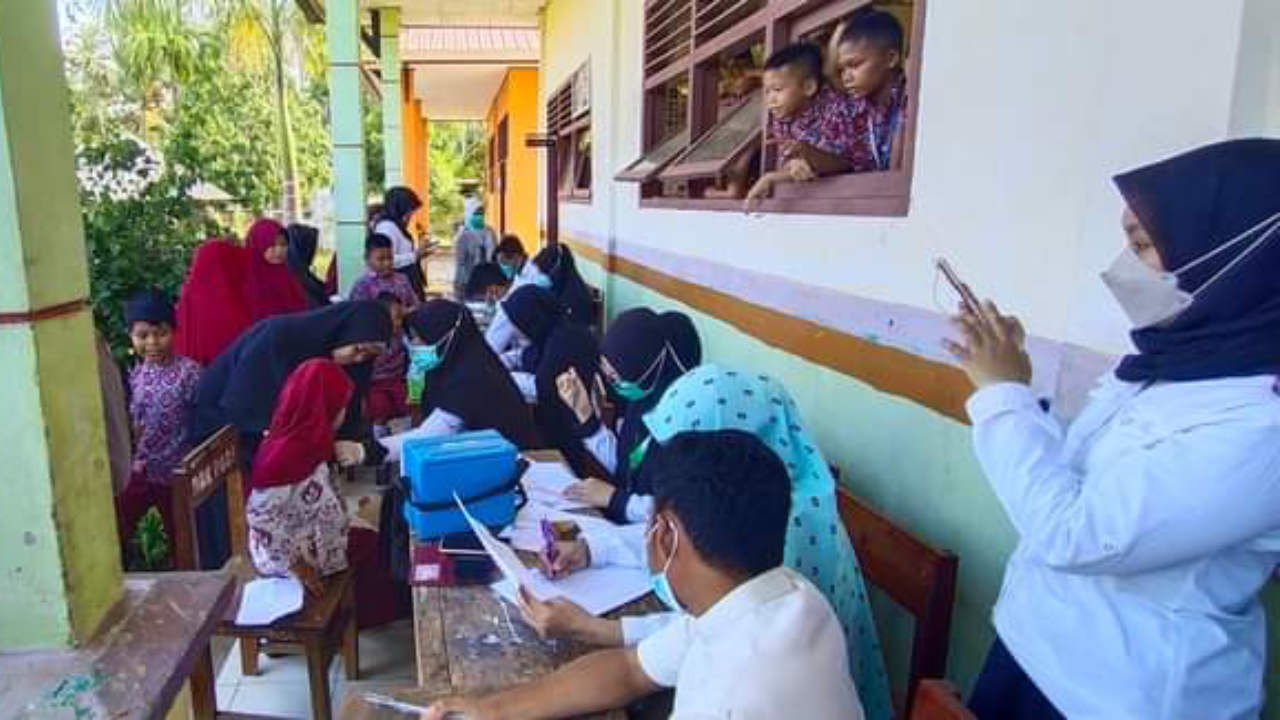 Pelaksanaan vaksinasi terhadap anak oleh Nakes Puskesmas Kecamatan Kabaena Barat. Foto: Puskesmas Kabaena Barat