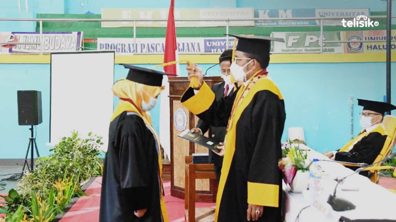 Proses pemindahan tali toga, oleh Rektor UHO, Prof. Dr. Muhammad Zamrun Firihu kepada salah satu perwakilan wisudawan. Foto: Andi Irna Fitriani/Telisik