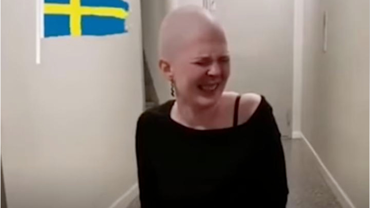 Wanita Swedia yang menangis saat mendengar lantunan Al-Qur’an. Foto: Screenshot video