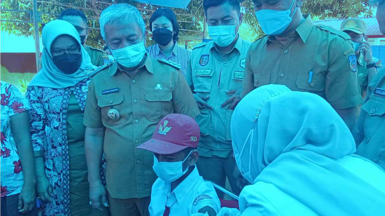 Pj Bupati Koltim meninjau kegiatan vaksinasi anak usia 6 - 11 tahun di SDN 1 Mataiwoi. Foto: Ist.