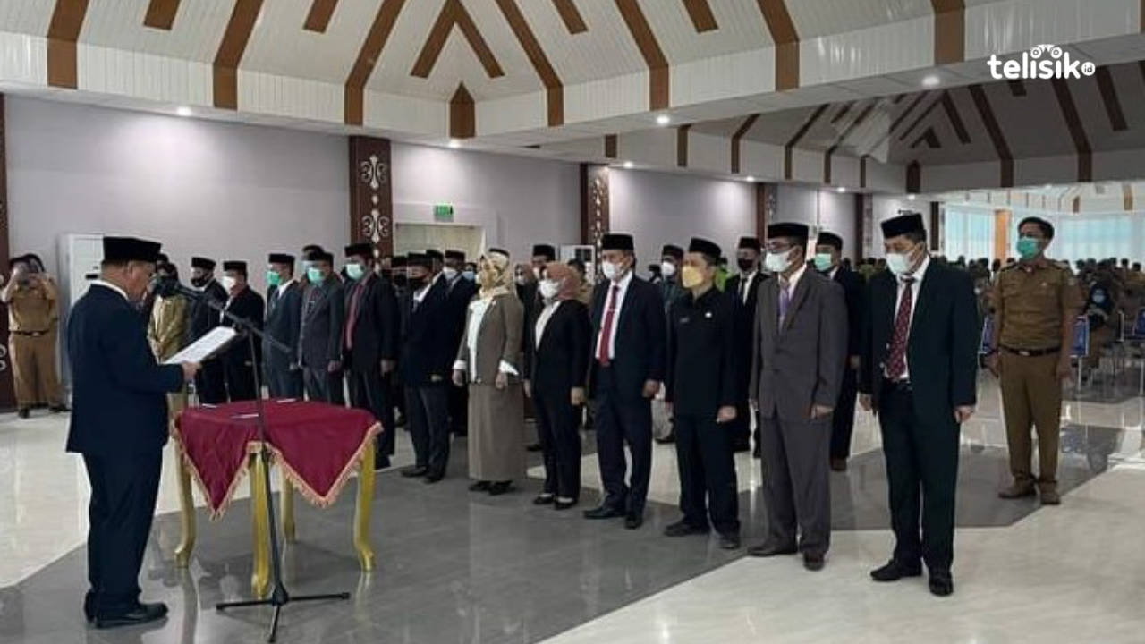 Bupati Konsel saat melakukan prosesi pelantikan pejabat awal tahun ini. Foto: Ashar Hamka/Telisik