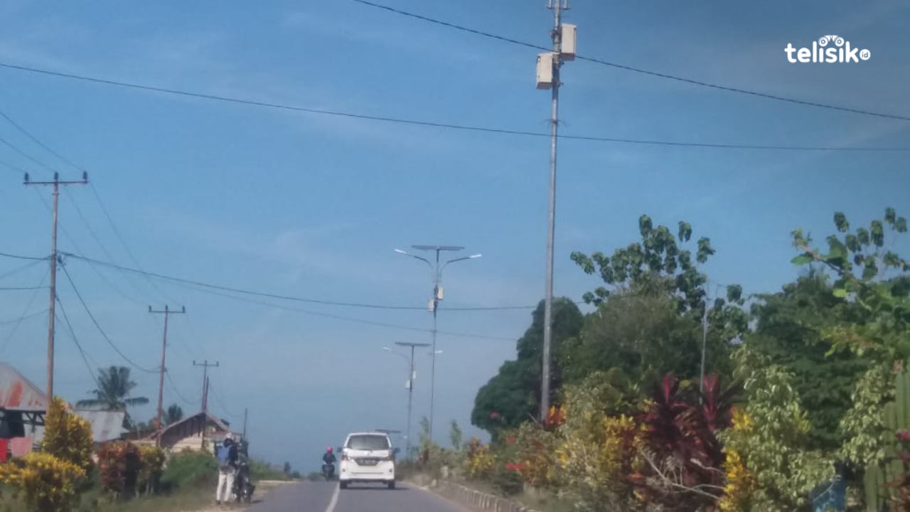 Nampak salah satu ruas jalan protokol di Konsel telah memanfaatkan sinar matahari sebagai sumber energinya. Foto: Ashar Hamka/Telisik