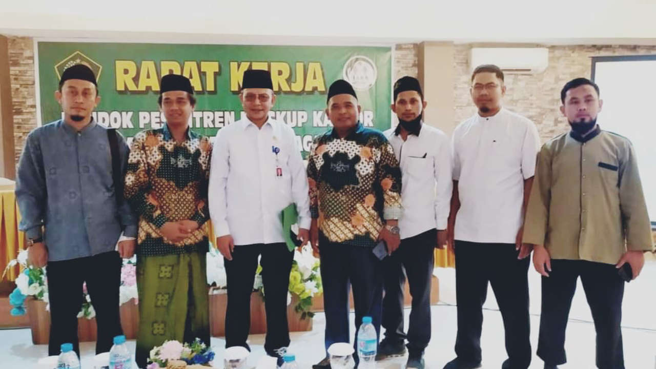 Foto bersama Kepala BLK Kendari, Dr La Ode Haji Polondu saat menjadi narasumber dalam sebuah kegiatan yang digelar Pondok Pesantren Lingkup Kanwil Kemenag Sultra. Foto: Ist