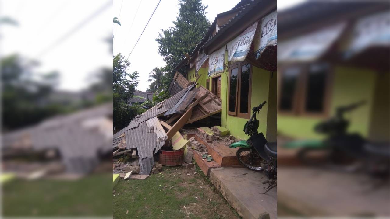 Inilah salah satu rumah di Kabupaten Pandeglang, Banten yang mengalami kerusakan akibat gempa di Banten. Foto: Ist.