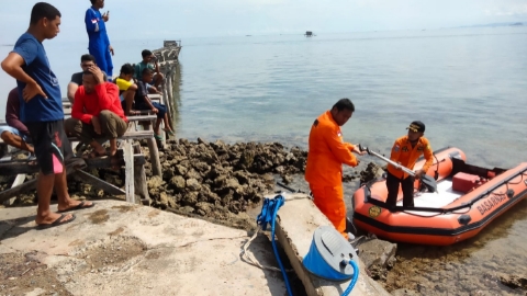 Personil Basarnas Kendari dibantu sejumlah elemen, bergegas melakukan penyisiran di lokasi yang diduga tempat terakhir posisi nelayan yang hilang saat mancing. Foto: Humas Basarnas Kendari