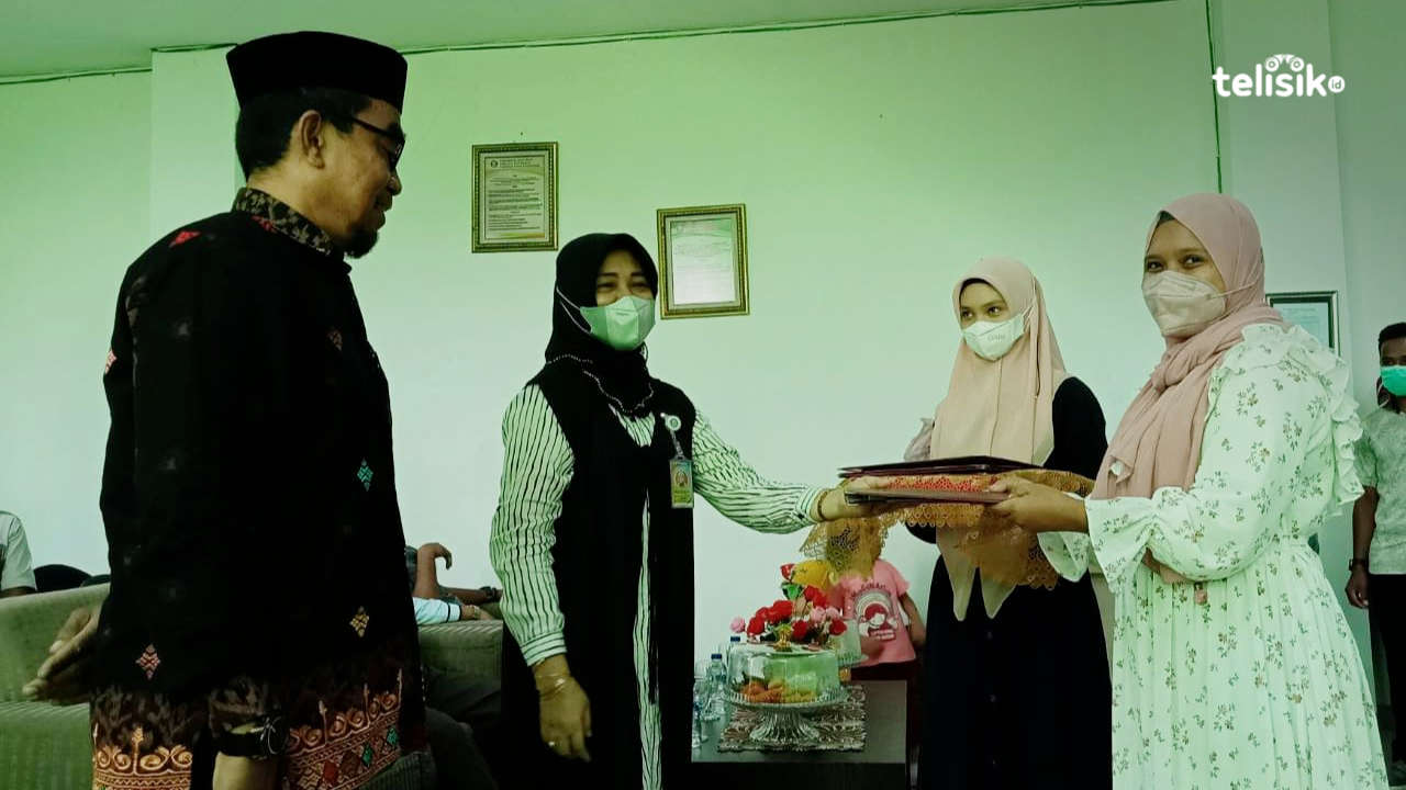 Pemberian reward oleh Wakil Rektor II, Prof Dr Weka Widayati didampingi, Dekan Fakultas Peternakan, Dr Ir Ali Bain, kepada salah satu penerima. Foto: Andi Irna Fitriani/Telisik