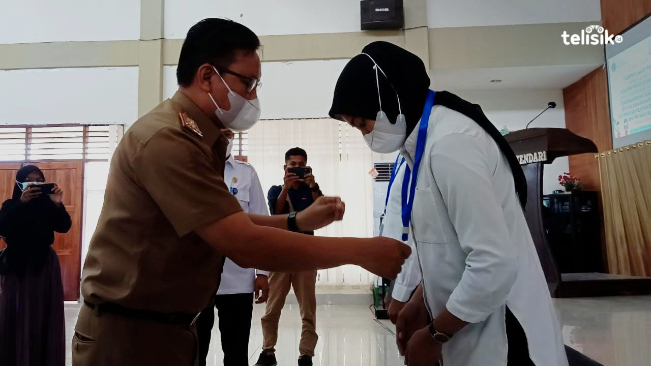 Penyerahan simbolis ID Card peserta pelatihan, oleh Kepala Asisten III bidang administrasi umum Sultra, Ir. Sukanto Toding Foto: Andi Irna Fitriani/Telisik