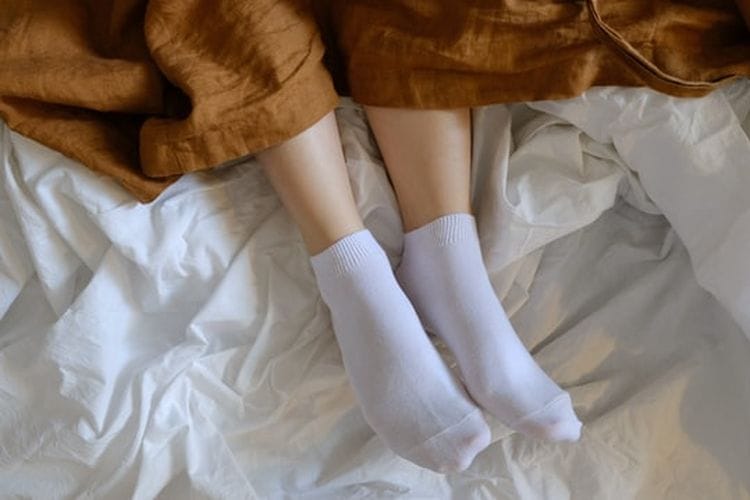 Ilustrasi memakai kaus kaki saat tidur. Foto: Unsplash