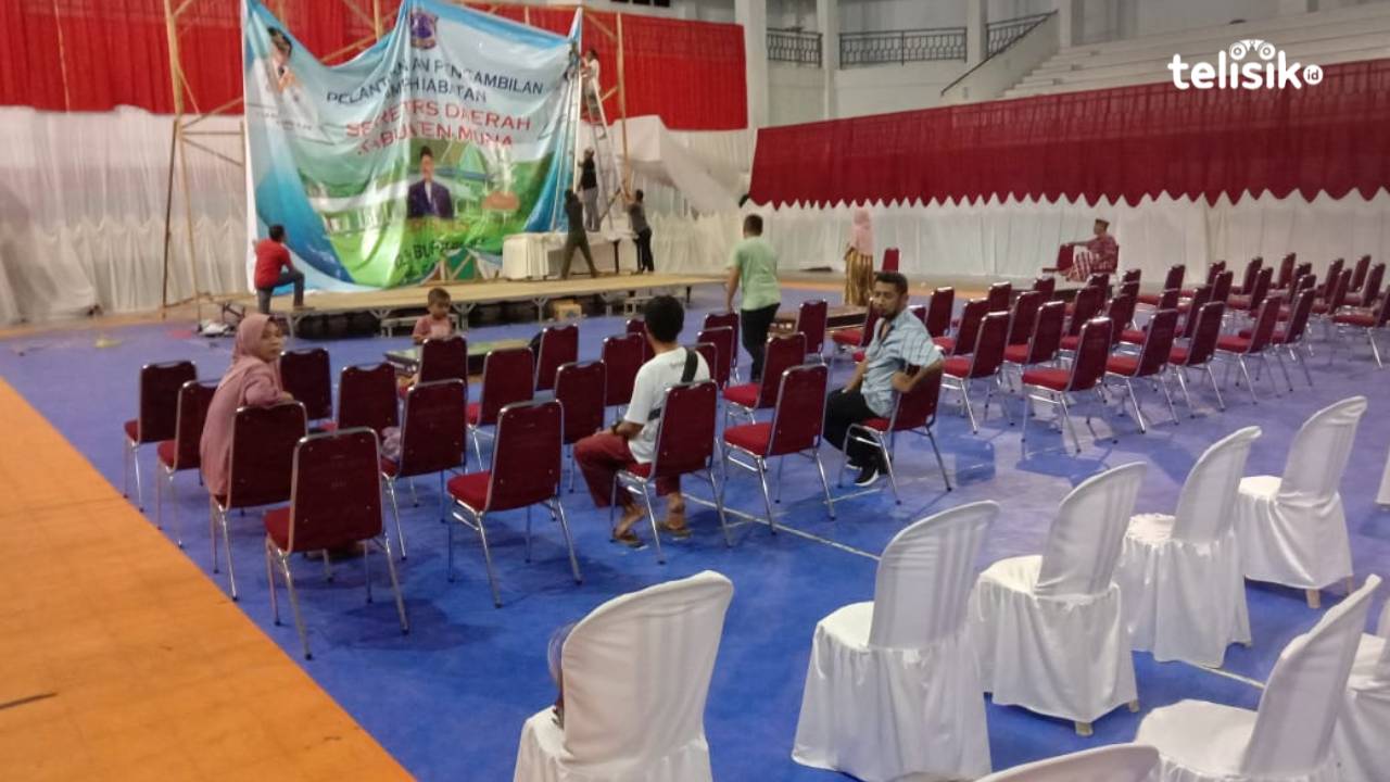 Lokasi pelantikan Sekda Muna mulai dipersiapkan. Foto : Sunaryo/Telisik