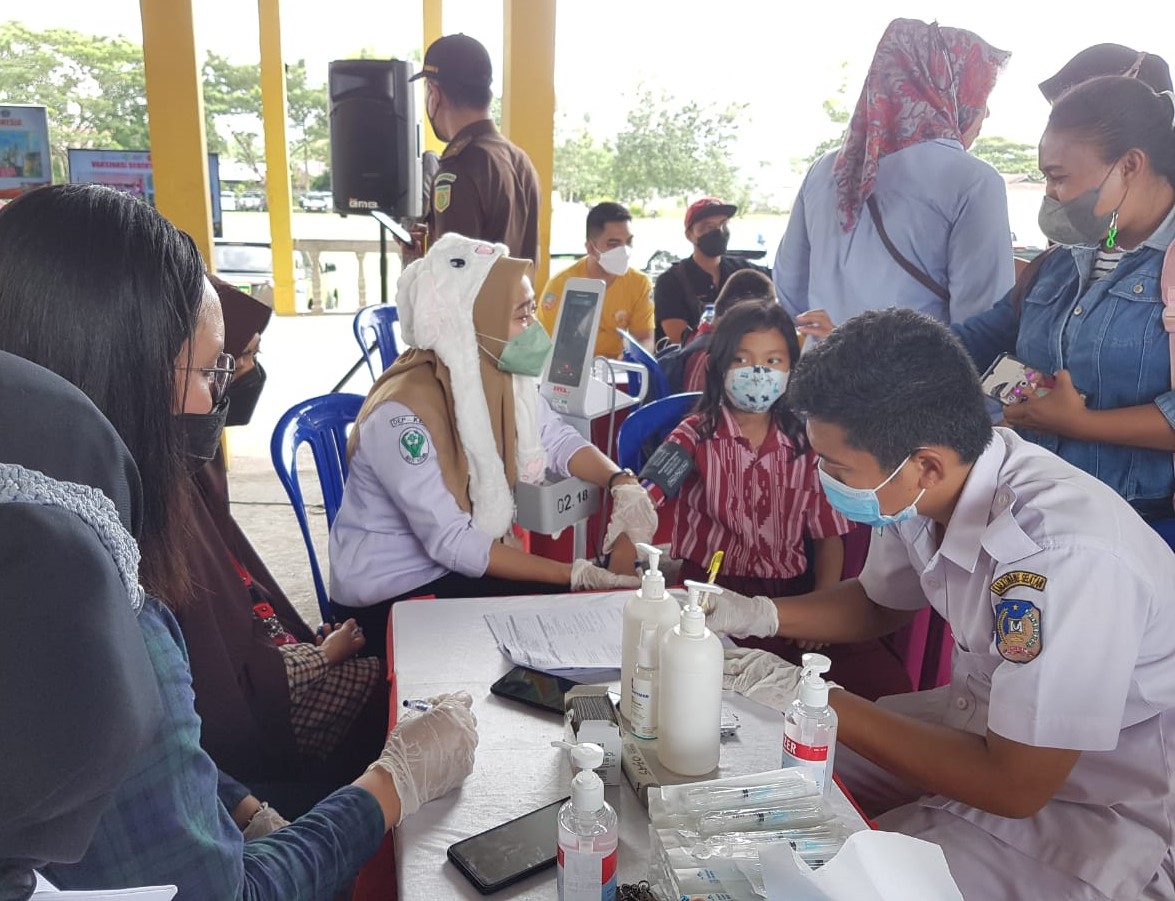 Imunisasi vaksin bagi anak usia 6-11 tahun telah dimulai, dipusatkan di lapangan Sorumba, Kecamatan Ranomeeto. Foto: Dinas Kominfo  Konsel