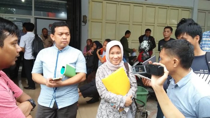 Mardiana Rusli (pegang map kuning) mantan Ketua AJI Makassar lolos seleksi 10 besar Bawaslu RI. Foto: Ist.