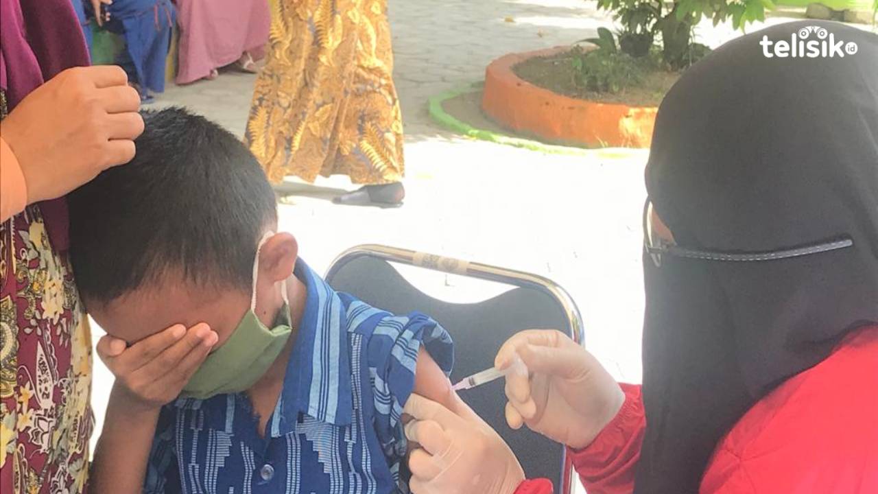 Salah satu peserta vaksinasi anak yang tampak takut hingga menutup kedua matanya. Foto: Apriliana Suriyanti/Telisik