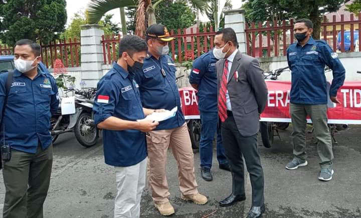 Bupati Manggarai, Herybertus G. L. Nabit bersama Kajari, Bayu Sugiri saat menertibkan aset. Foto: Ist