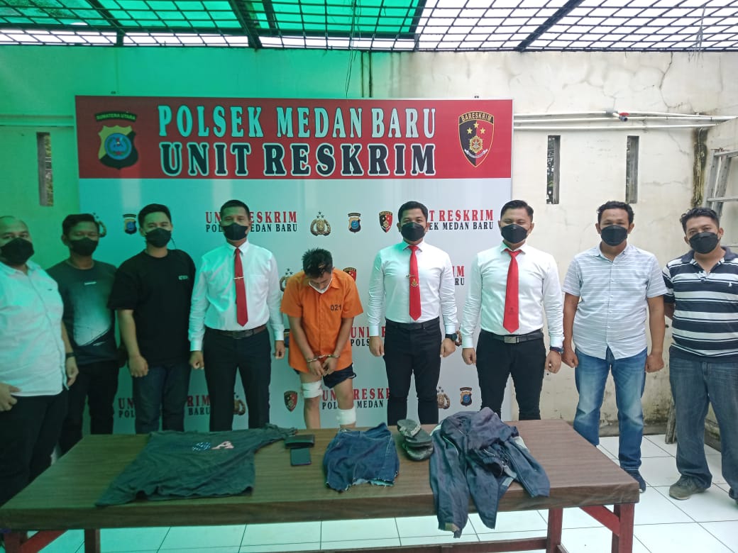 Pelaku ketika diamankan petugas kepolisian.(Humas Polsek Medan Baru)