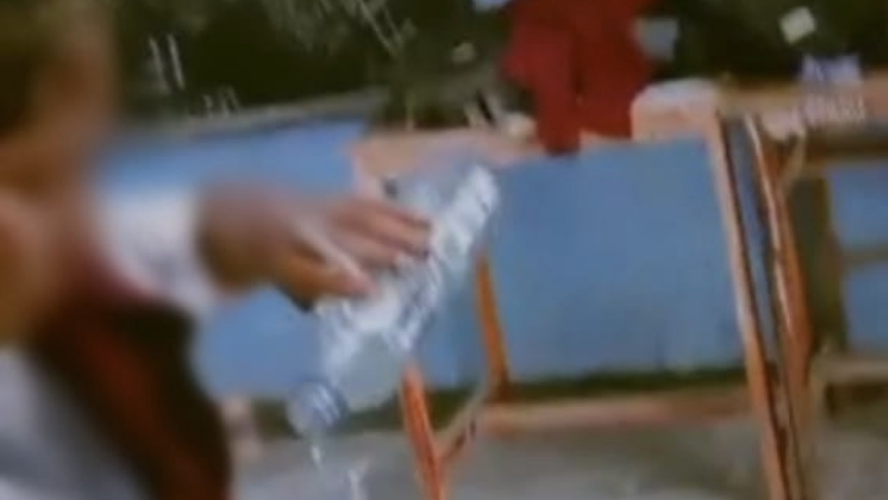 Nampak para siswi sedang menuang Miras ke dalam gelas. Foto: Tangkapan layar video