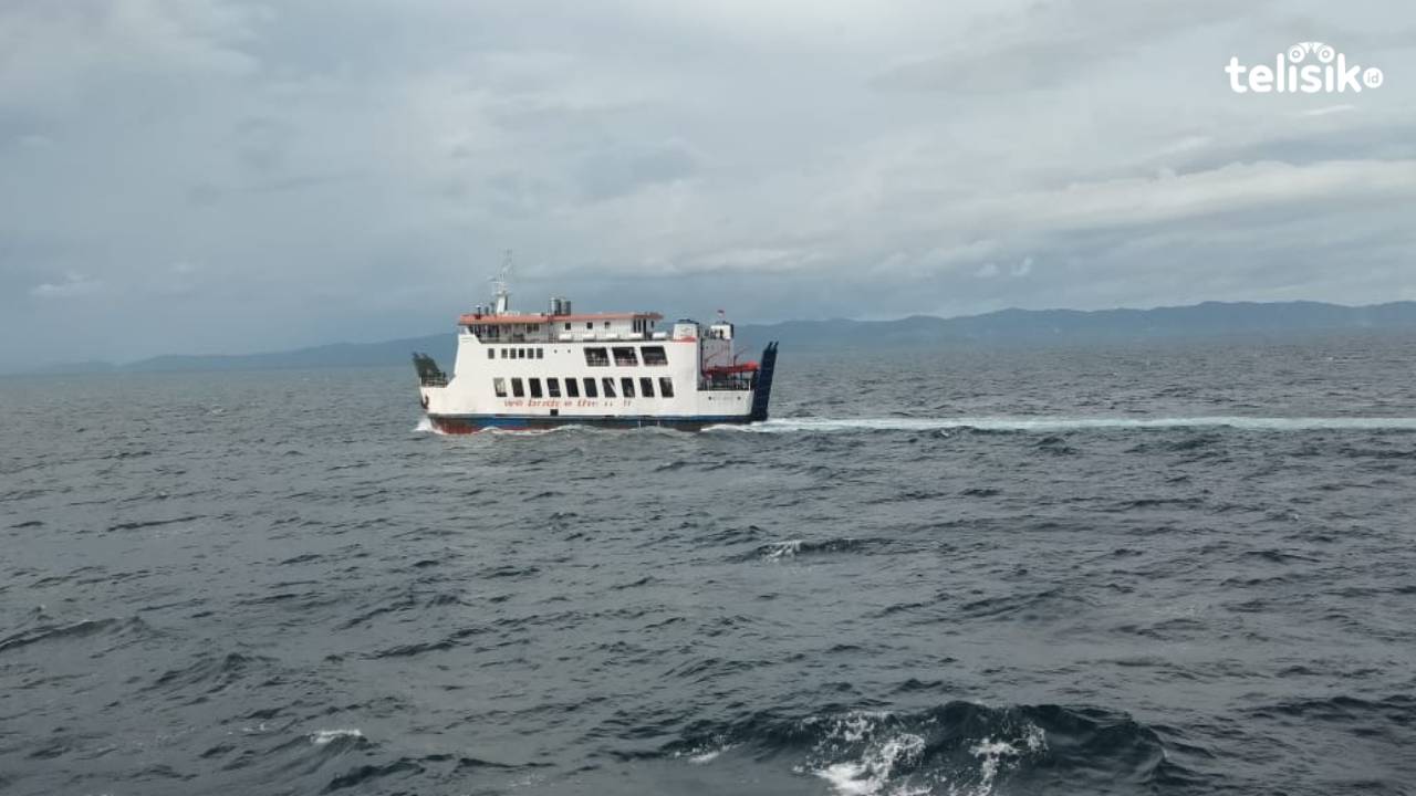 Pelabuhan ferry tengah berlayar. Foto: Musdar/Telisik