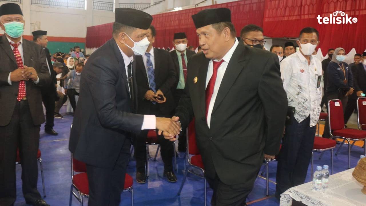 Bupati Muna, LM Rusman Emva bersama Sekda, Eddy Uga. Foto: Sunaryo/Telisik