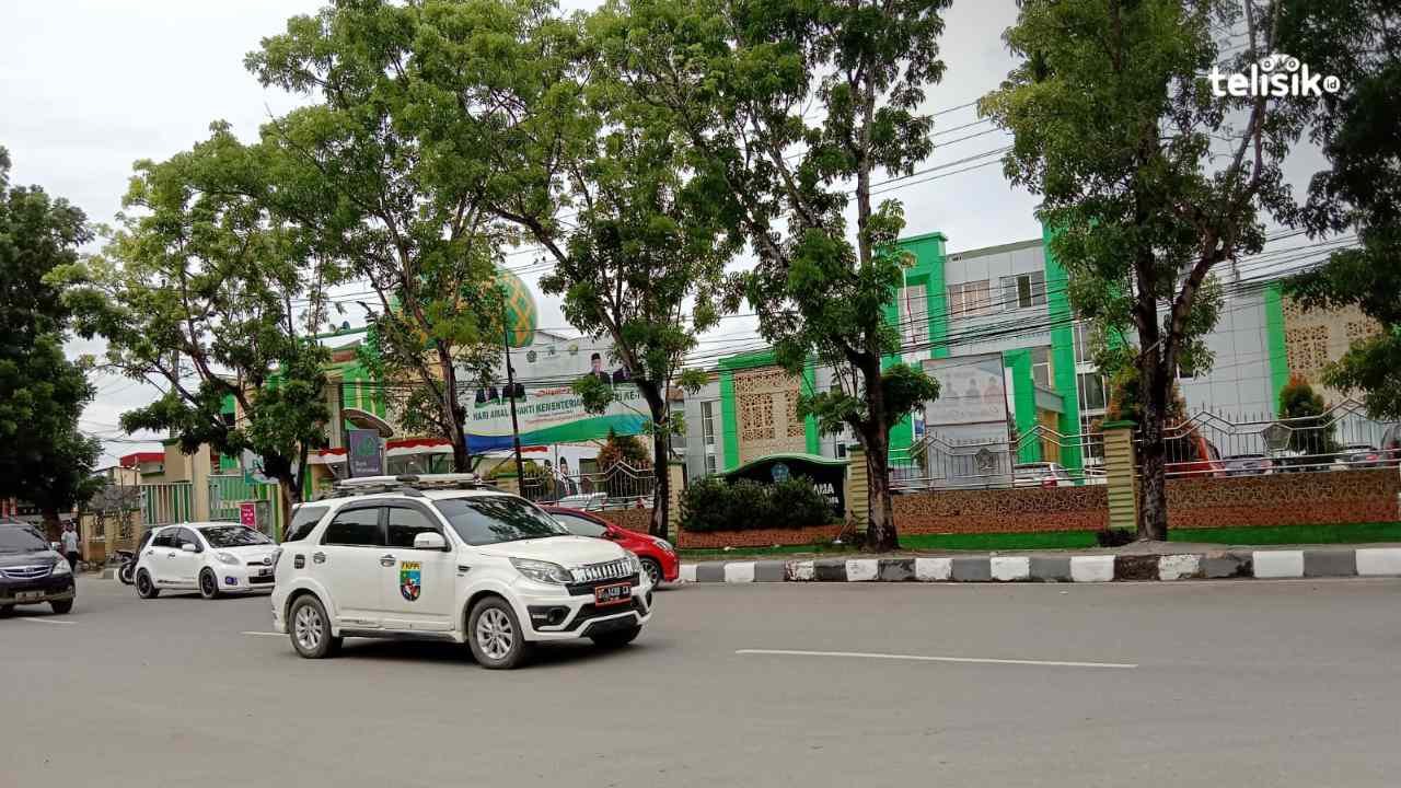 Situasi Jalan Jend Ahmad Yani atau depan Kanwil Kemenag Sultra, arus kendaraan terpantau lancar. Foto: Musdar/Telisik