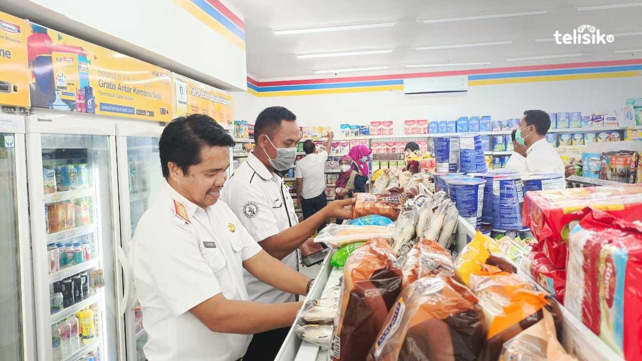 Suasana sidak swalayan modern di Konawe, memastikan produk makanan yang dijual, layak konsumsi. Foto: Aris Syam/Telisik