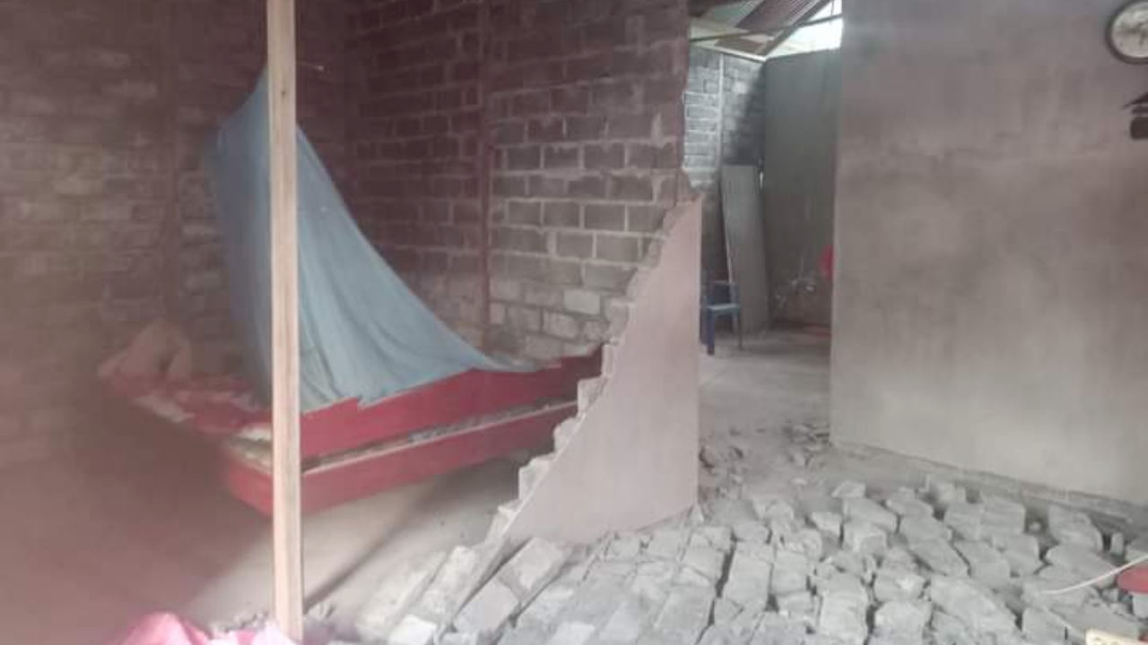 Salah satu rumah milik warga yang mengalami kerusakan akibat gempa guncang Halmahera Utara. Foto : BPBD Halmahera Utara.