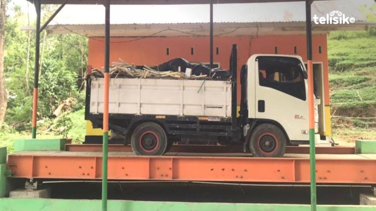 Tampak mobil truk dengan sebongkah sampah saat melalui jembatan timbang di TPA Puuwatu Kota Kendari. Foto: Apriliana Suriyanti/Telisik