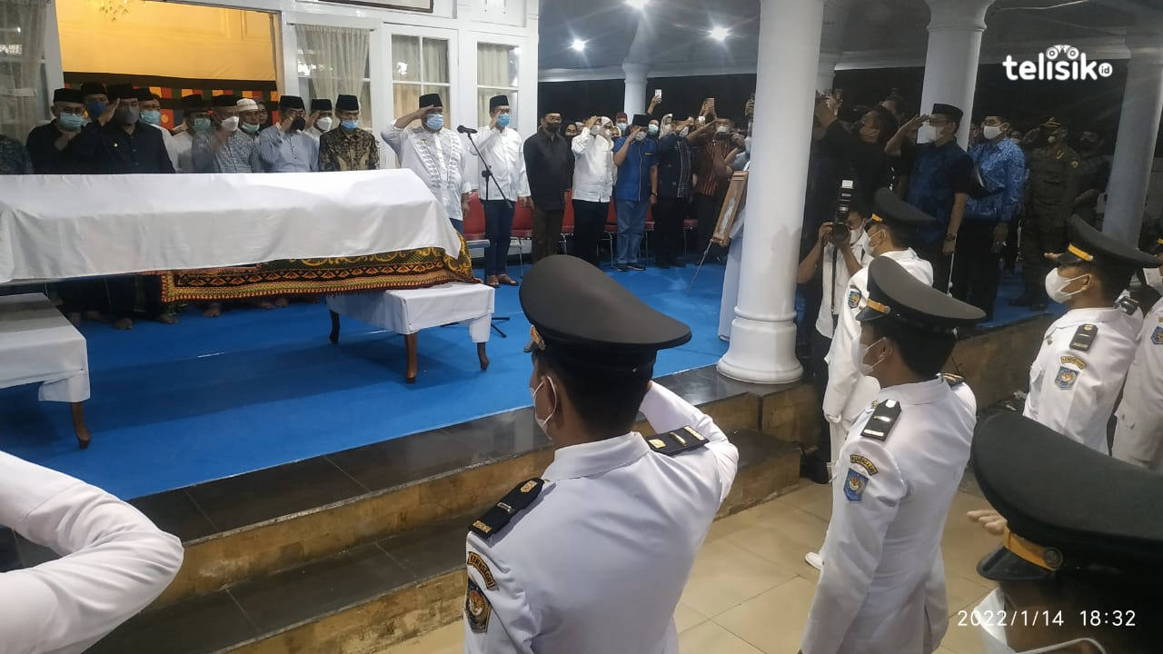 Suasana upacara pemeberangkatan jenazah di Rujab Wali Kota Baubau Foto: Dheny/Telisik